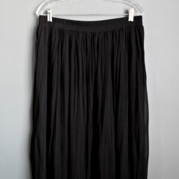2/$13 New Directions Black Knee Length Mesh Skirt - Large - Picture 2 of 5